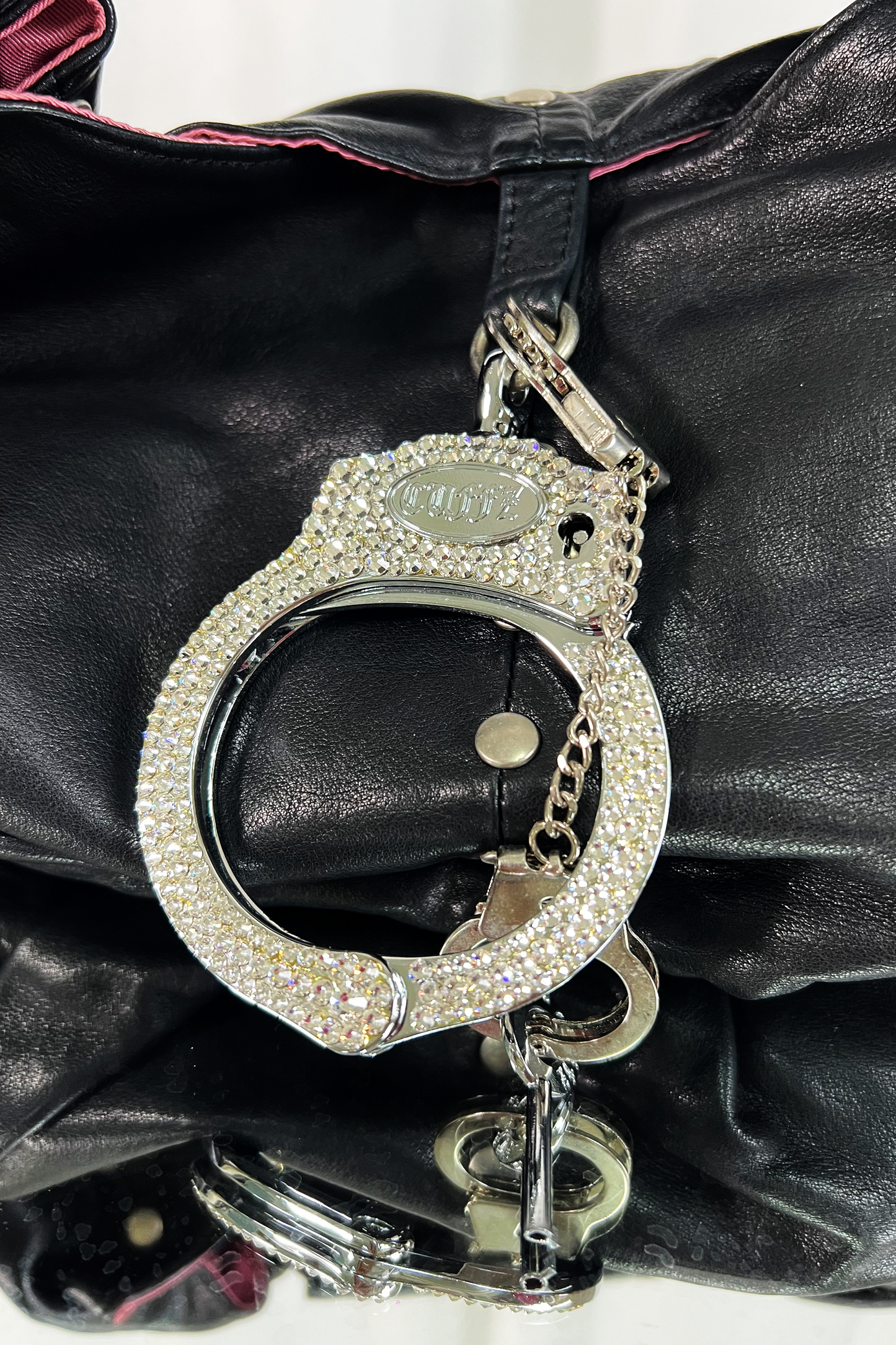Cuffz by Linz ショルダーバッグ ブラック Cuffz by Linz Handcuff Hobo Bag – Soeng Signature